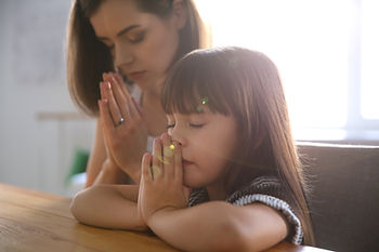 kid and mom praying